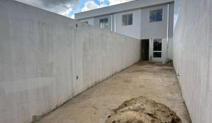 Oportunidade de casa geminada no bairro Jardim dos Comerciários