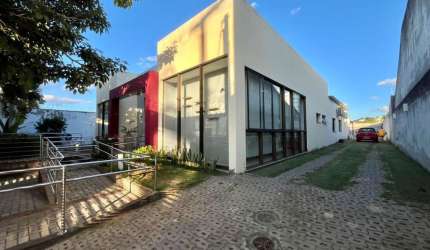 Maravilhosa casa linear com piscina no bairro Bandeirantes.
