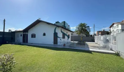 CASA COM ÓTIMO ESPAÇO DE TERRENO (545 m2) PRÓXIMO AO CENTRO