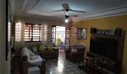 Casa com 3 quartos à venda no Conjunto São Benedito, Jacareí  por R$ 352.000