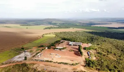 Fazenda a venda entre Cristalina e Paracatu , uma verdadeira indústria de grãos!