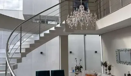 Casa de alto padrão em Condomínio na Avenida dos Jardins aguarda por você!