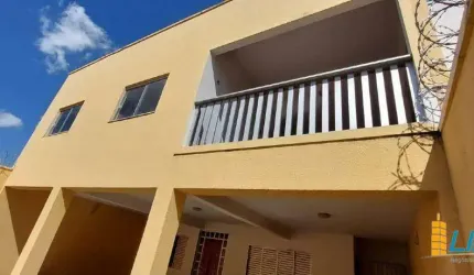 Excelente Sobrado com 237m2 de construção em terreno de 300m2 à venda em localização privilegiada no bairro Santa Monica