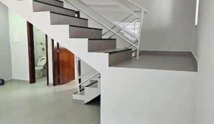 LINDA CASA ESTILO SOBRADO COM EXCELENTE LOCALIZAÇÃO NO ALTO UMUARAMA