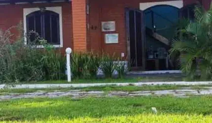 CASA DE DOIS ANDARES EM GRACIOSO CONDOMINIO