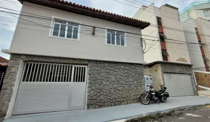 Casa duplex com 04 quartos no Jardim Glória