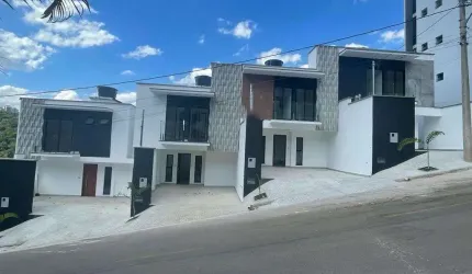 Casa geminada triplex de 03 quartos com suíte no Recanto da Mata