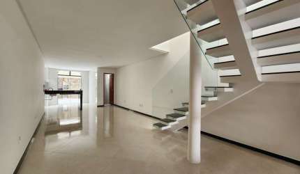 Casa duplex  de 03 quartos com suíte no Aeroporto