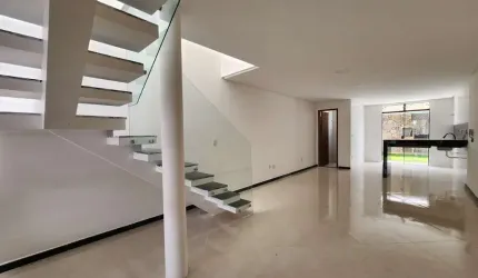 Casa duplex de 03 quartos com suíte no Aeroporto
