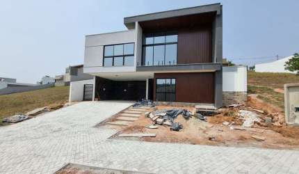 Casa com 04 suítes, espaço gourmet e piscina no Alphaville