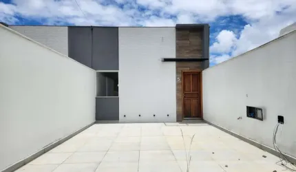 Casa triplex de 03 quartos, sendo 01 suíte e 02 vagas de garagem no São Pedro