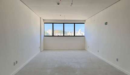 Sala comercial com 40m² e vaga de garagem a poucos metros do Novo Fórum