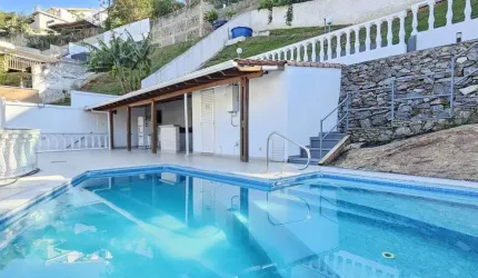 Casa linear com 03 quartos em condomínio Fechado