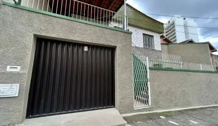 Casa 03 quartos em rua plana no Bairro São Mateus