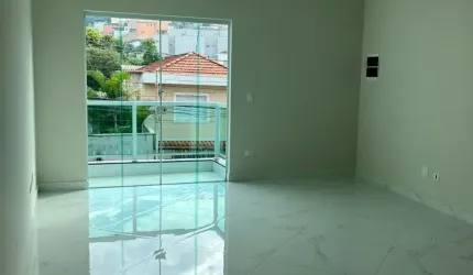 Sobrado com churrasqueira e varanda!