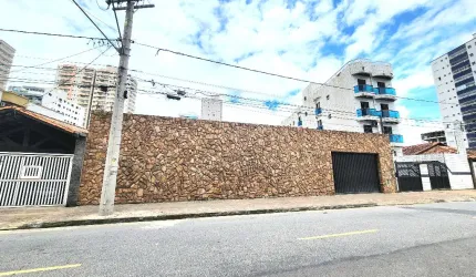 Terreno à venda na Praia Grande, para incorporação e construção de prédio.