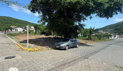 TERRENO DE ESQUINA NO BAIRRO JOSÉ AMÂNDIO COM 336M²