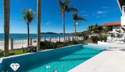 BELISSIMA MANSÃO PÉ NA AREIA NA PRAIA DE BOMBINHAS CENTRO!