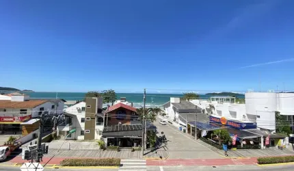 Apartamento terceiro Piso, Frente Avenida, a 40 metros da Praia de Bombas SC