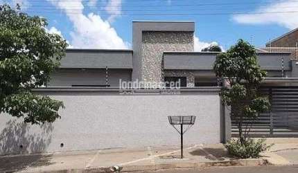 Casa à venda 3 Quartos, 2 Vagas, Centro, Arapongas - PR