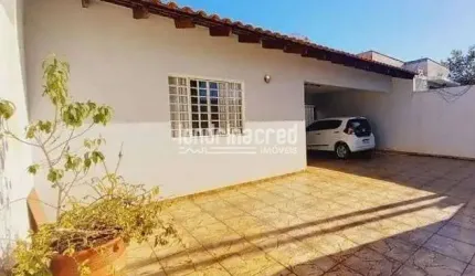 CASA NO JARDIM MONTE SINAI COM 03 QUARTOS SENDO 01 SUITE 02 BANHEIROS 4 VAGAS DE GARAGEM.