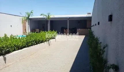 Aproveite este incrível espaço de lazer em Cambé! Terreno de 312 m² com 2 piscinas, amplo salão soc