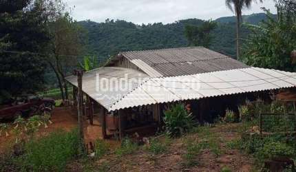 Área rural com 106.000m² e casa de madeira com 2 quartos, 2 banheiros, sala, cozinha e varanda ampl