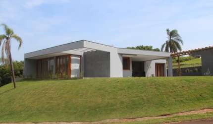 Luxo e Conforto: Casa em Pardinho - Condomínio Ninho Verde II