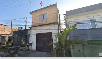Sobrado com 3 casas e salão comercial em terreno de 250m2, no Parque Rodrigo Barreto, em Arujá, SP.