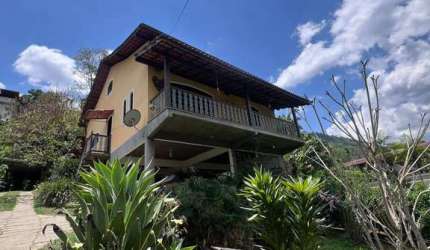 Casa mobiliada com terreno amplo em Nova Friburgo - Chácara Paraíso