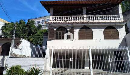 Casa no Fonseca em condomínio fechado.
