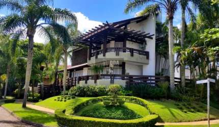 Linda Casa em Jurere Internacional, com 5 Suites a 45m do Mar