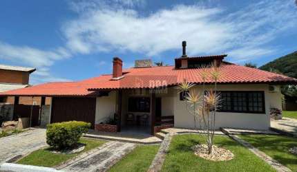 Excelente casa em condomínio fechado, Sambaqui. 3 dormitórios,