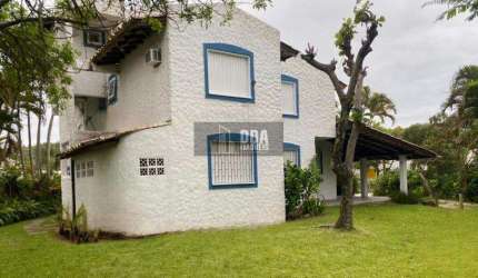 Casa estilo mediterrâneo para desfrutar a brisa e o som do mar.