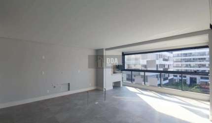 Apartamento novo com 03 suítes próximo da Praia de Jurerê
