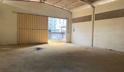 Alugo galpão casa n mais de 400 m2 a 100 m2 do mar bairro jardim Oceania   João Pessoa PB.