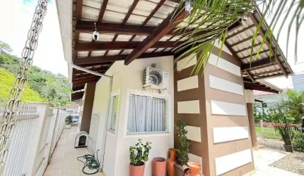 Casa 3 dormitórios à venda no centro de Gaspar