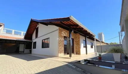 Casa à venda, com 4 quartos, 4 banheiros e com Piscina em Blumenau
