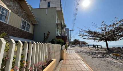 Casa beira mar, com 6 dormitórios, à venda, 248 m² por R$ 2.950.000 - Centro - B