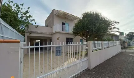 Sobrado mobiliado, com 03 dormitórios, à apenas 500m do mar, no centro de Balneá