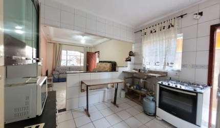 Casa para locação – 300m da praia, 3 suítes, quintal e 2 vagas!