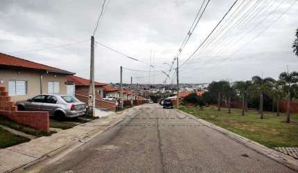 CASA COM 2 QUARTOS EM CONDOMINIO
