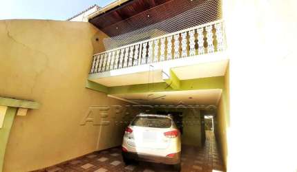 CASA COM 3 QUARTOS SENDO 1 SUITE