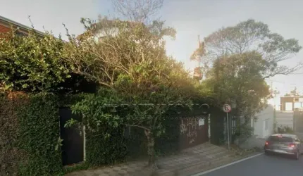 CASA ASSOBRADADA CENTRO COM 2 QUARTOS SENDO 1 SUITE