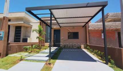 Casa em condomínio com 3 dormitórios, 2 sendo suíte.