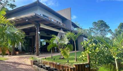 Casa na Praia do Forte PORTEIRA FECHADA com 3 quartos e 2 suítes, 159m² à venda por R$ 1.330.000,