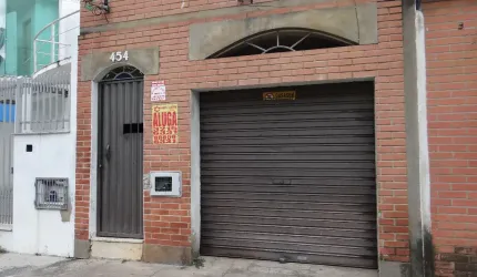 Casa com garagem, 1/4 em uma rua plana.