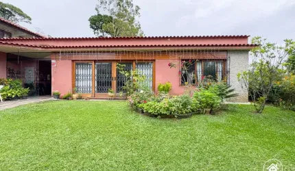 Casa linear com 4 quartos, 224m2 à venda por R$995.000 - iucas, Teresópolis