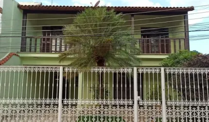 Casa com 3 quartos em condomínio; casa com 3 quartos na Estrada do Monteiro.