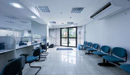 Loja comercial com 2 pavimentos com área de 286,75m² no Espinheiro